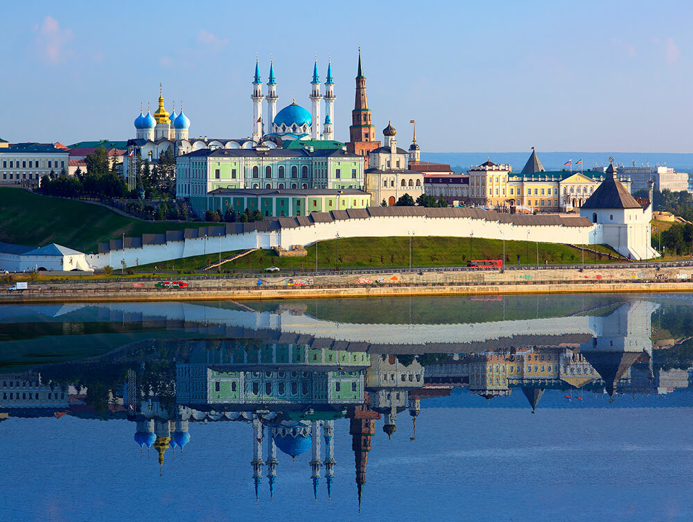 Отражение в реке Казанского кремля