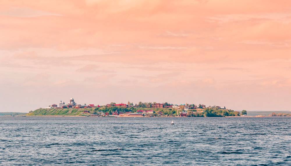 Панорама острова Свияжск на закате